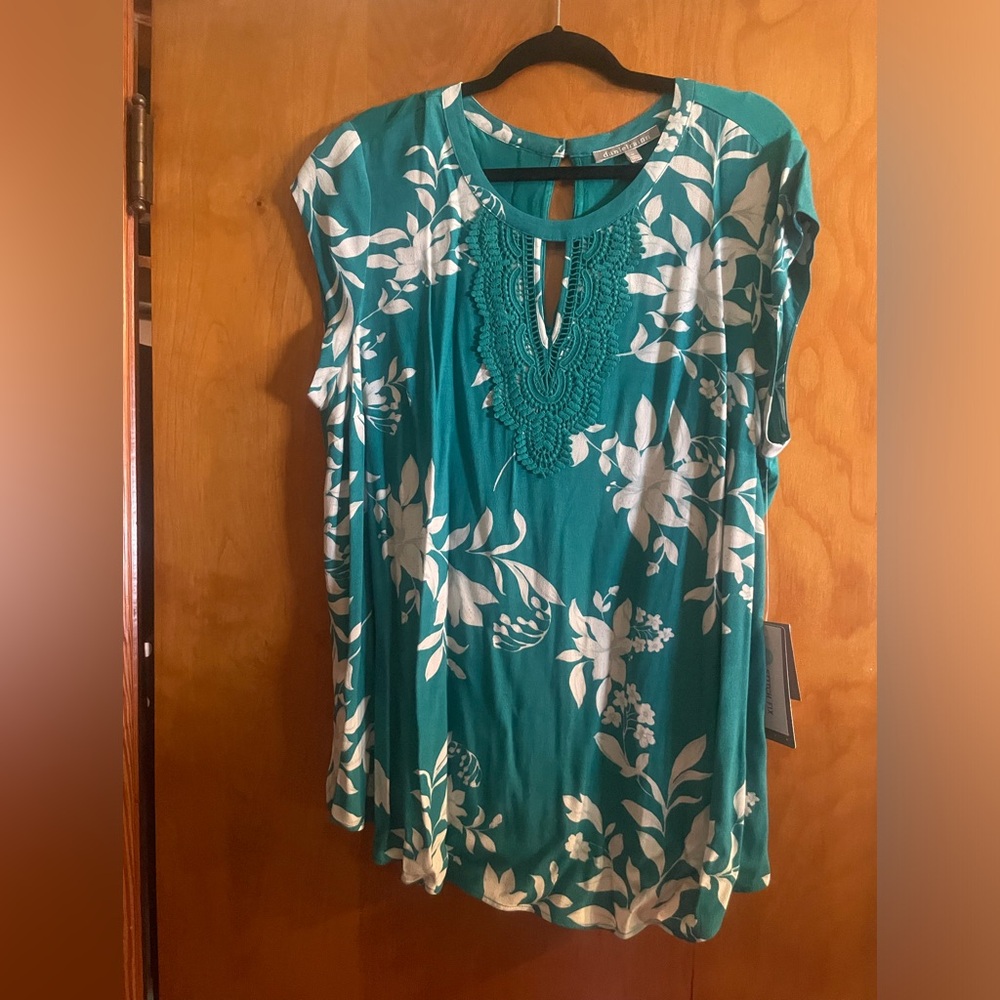 Teal and white floral sleeveless shirt size 1X